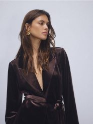 Welurowa marynarka - brązowy. Brązowe marynarki i żakiety Reserved, l, bez wzorów, z weluru, bez ramiączek. Za 199.99 zł.