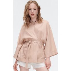 Wiązana marynarka oversize - Beżowy. Brązowe marynarki i żakiety Cropp, l, bez wzorów, bez ramiączek. W wyprzedaży za 39.99 zł.