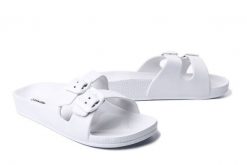 AXIM 7KL1508B biały, klapki basenowe damskie. Białe klapki Axim, bez wzorów, bez obcasa, bez zapięcia. Za 34.99 zł.