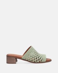 KLAPKI Z AŻUROWĄ CHOLEWKĄ VE-054 GREEN. Zielone klapki Venezia, w ażurowe wzory, ze skóry, bez obcasa, bez zapięcia. Za 329.00 zł.