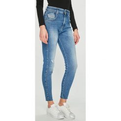Diesel - Jeansy Slandy. Niebieskie jeansy Diesel, bez wzorów, z bawełny, z podwyższonym stanem. W wyprzedaży za 499.90 zł.