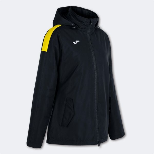 Kurtka sportowa damska Joma Trivor wiatrówka. Czarne kurtki przeciwdeszczowe Joma, s, bez wzorów, bez kaptura. W wyprzedaży za 234.45 zł.