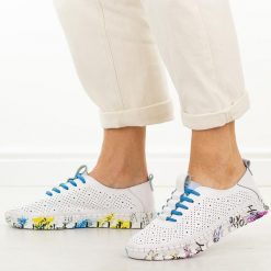 Białe ażurowe skórzane półbuty damskie Vinceza 102656. Białe półbuty wsuwane VINCEZA, na lato, w ażurowe wzory, z jeansu, casualowe, z okrągłym noskiem, bez obcasa, na płaskiej podeszwie. Za 219.00 zł.