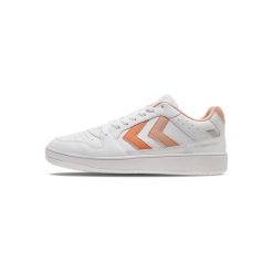 Trenerzy damscy Hummel St. Power Play. Białe buty sportowe lifestyle Hummel, bez wzorów, sportowe, bez zapięcia. W wyprzedaży za 228.00 zł.