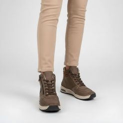 Trzewiki damskie Rieker, panterka z eko skóry na grubej podeszwie i zapinane na zamek, brązowe, 44565-25. Brązowe botki Rieker, bez wzorów, z materiału, bez obcasa, bez zapięcia. Za 319.00 zł.