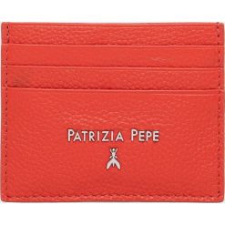 Patrizia Pepe portfel damski kolor czerwony. Czerwone portfele Patrizia Pepe, bez wzorów, z materiału. W wyprzedaży za 144.99 zł.