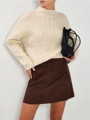 Sweter damski z warkoczowym splotem - kremowy. Białe swetry Sinsay, l, bez wzorów, ze splotem, bez ramiączek. Za 59.99 zł.