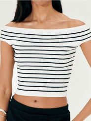 Sweter z odkrytymi ramionami z prążkowanej dzianiny - wielobarwny. Swetry Sinsay, l, bez wzorów, z dzianiny, bez ramiączek. Za 29.99 zł.
