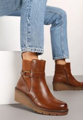 Brązowe Botki na Koturnie z Ozdobnym Paskiem i Klamrą Edavielis. Brązowe botki Renee, bez wzorów, z jeansu, eleganckie, z okrągłym noskiem, bez obcasa, na koturnie, bez zapięcia. W wyprzedaży za 80.49 zł.