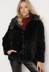 Czarna Kurtka z Pikowanym Futerkiem i Odpinanym Kapturem Tireti. Czarne kurtki Born2be, l, bez wzorów, z futra, eleganckie. W wyprzedaży za 146.99 zł.