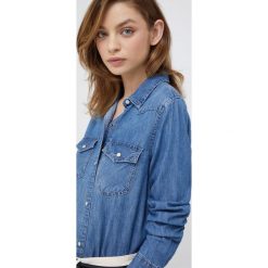 GAP koszula jeansowa damska regular z kołnierzykiem klasycznym. Niebieskie koszule GAP, l, bez wzorów, z jeansu, klasyczne, bez kołnierzyka, bez ramiączek. Za 239.99 zł.