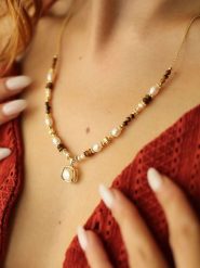 Pierres delicates Pozłacany naszyjnik z elementami ozdobnymi rozmiar: onesize. Białe naszyjniki Pierres delicates, z materiału, z agatem, pozłacane. Za 69.99 zł.