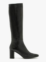 Czarne kozaki damskie z wąską cholewką. Czarne kozaki Ryłko, bez wzorów, ze skóry, bez obcasa, na obcasie, bez zapięcia. W wyprzedaży za 339.99 zł.