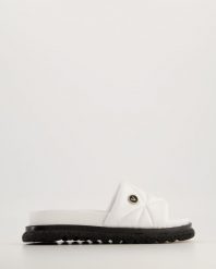 PIKOWANE KLAPKI 083192036 WHITE. Białe klapki Venezia, bez wzorów, ze skóry, bez obcasa, bez zapięcia. Za 239.00 zł.