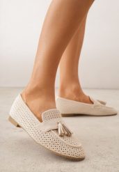 Beżowe Mokasyny VICES z Ażurową Cholewką i Frędzlami Hyrilea. Brązowe mokasyny Renee, z aplikacjami, z jeansu. Za 89.99 zł.