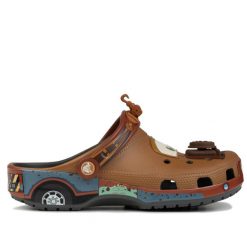 Klapki unisex Crocs CARS MATER CLASSIC CLOG. Brązowe klapki Crocs, bez wzorów, bez obcasa, bez zapięcia. Za 716.67 zł.