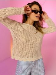 Bawełniany ażurowy sweter z haftowanymi kwiatami - kremowy. Białe swetry Sinsay, l, w ażurowe wzory, z bawełny, bez ramiączek. Za 55.99 zł.