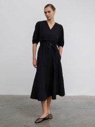 BGN Sukienka w kolorze czarnym rozmiar: 38. Czarne sukienki BGN, na imprezę, bez wzorów, bez kołnierzyka, bez ramiączek, midi. Za 176.95 zł.