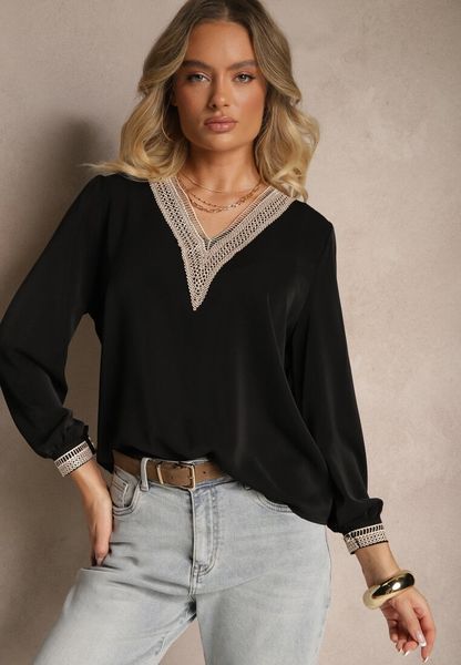 Czarna Rustykalna Bluzka z Dekoltem w Serek Zdobiona Koronką Gonasea. Czarne bluzki Renee, z aplikacjami, z jeansu, bez kołnierzyka, bez ramiączek. Za 69.99 zł.