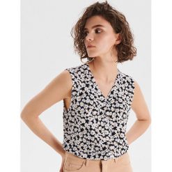 Koszula bez rękawów z dekoltem - Czarny. Koszule Cropp. W wyprzedaży za 19.99 zł.