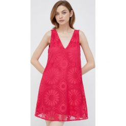 Desigual sukienka 22SWVW25 kolor różowy mini prosta. Czerwone sukienki Desigual, na co dzień, l, bez wzorów, z materiału, bez kołnierzyka, bez ramiączek, mini, proste. W wyprzedaży za 274.99 zł.