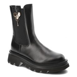 Czarne Botki Chebello Modne Obuwie Damskie Z Efektowną Broszką. Czarne botki CheBello, bez wzorów, ze skóry, eleganckie, bez obcasa, bez zapięcia. Za 489.00 zł.