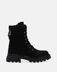 KLASYCZNE BOTKI ZAMSZOWE W KOLORZE CZARNYM 93834 BLACK. Czarne botki Venezia, bez wzorów, ze skóry, klasyczne, bez obcasa, bez zapięcia. Za 239.00 zł.