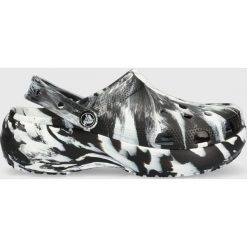 Crocs klapki Classic Platform Marbled 207176. Czarne klapki Crocs, bez wzorów, z gumy, z okrągłym noskiem, bez obcasa, na platformie, bez zapięcia. W wyprzedaży za 179.99 zł.