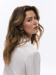 Pozłacane kolczyki z cyrkoniami - złoty. Żółte kolczyki Reserved, z cyrkonią, pozłacane. Za 99.99 zł.