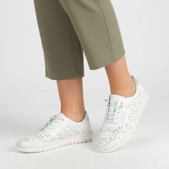 Półbuty damskie Rieker, cholewka skóra naturalna ażurowa konstrukcja z klasycznym sznurowaniem i lekka elastyczna podeszwa zapewniają przewiewność, b. Białe półbuty wsuwane Rieker, na lato, w ażurowe wzory, z jeansu, klasyczne, bez obcasa. Za 319.00 zł.