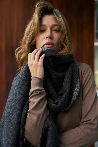 Gładki szal ciemnoszary. Szare szaliki i kominy MOODO, bez wzorów, z poliesteru. Za 69.99 zł.