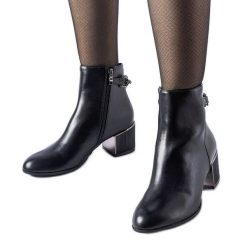 Czarne botki zdobione łańcuszkiem Fenughedu. Czarne botki z aplikacjami, eleganckie, z okrągłym noskiem, za kostkę, bez obcasa, bez zapięcia. Za 161.54 zł.