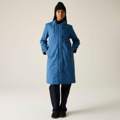 Kurtka damska przeciwdeszczowa Mac Orla Kiely. Niebieskie kurtki przeciwdeszczowe Regatta, z aplikacjami, z puchu, bez kaptura, trekkingowe. W wyprzedaży za 549.99 zł.