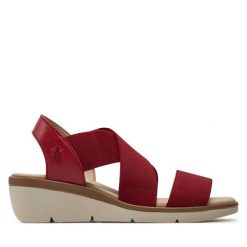 Sandały Fly London. Czerwone sandały Fly London, bez wzorów, bez obcasa, na koturnie, bez zapięcia. Za 489.99 zł.