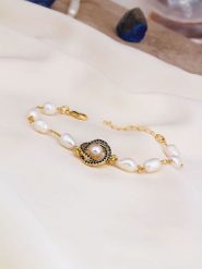 L'Atelier de Gaia Pozłacana bransoletka z elementami ozdobnymi rozmiar: onesize. Białe bransoletki L'Atelier de Gaia, z cyrkonią, pozłacane. Za 83.22 zł.