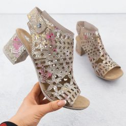 Sandały damskie zabudowane ażurowe Rieker 64780-90. Sandały Rieker, w ażurowe wzory, z zamszu, bez obcasa, bez zapięcia. Za 179.99 zł.