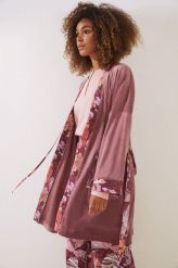 Women'secret szlafrok Mix & Match kolor różowy. Czerwone szlafroki damskie women'secret, l, bez wzorów, bez ramiączek. W wyprzedaży za 139.99 zł.