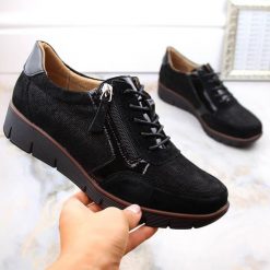 Skórzane półbuty damskie na koturnie czarne Filippo DP4912. Czarne półbuty wsuwane Filippo, bez wzorów, ze skóry, bez obcasa, na koturnie. Za 135.00 zł.