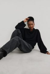 Spodnie jeansowe z szerokimi nogawkami w kolorze WASHED BLACK - MANHATTAN. Czarne spodnie materiałowe Marsala, z aplikacjami, z denimu, casualowe. Za 459.90 zł.