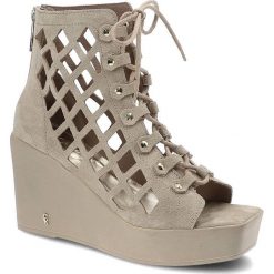 Beżowe Botki Carinii Modne Skórzane Buty. Brązowe botki Carinii, bez wzorów, bez obcasa, bez zapięcia. Za 409.00 zł.