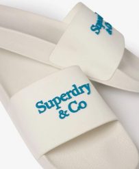 Superdry Klapki Company Logo High Build – Brilliant White/Mid Blue. Białe klapki Superdry, bez wzorów, z gumy, bez obcasa, bez zapięcia. Za 151.45 zł.