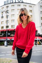 Klasyczny Sweter z Dekoltem w Szpic - Pomarańczowy. Brązowe swetry MOE, l, bez wzorów, z materiału, klasyczne, bez ramiączek. Za 208.90 zł.