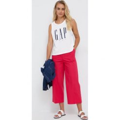 GAP top bawełniany kolor biały. Białe topy GAP, l, bez wzorów, z bawełny, bez kołnierzyka, bez ramiączek. Za 119.99 zł.