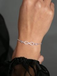 Heliophilia Srebrna bransoletka z elementem ozdobnym rozmiar: onesize. Szare bransoletki Heliophilia, z cyrkonią, srebrne. Za 86.99 zł.