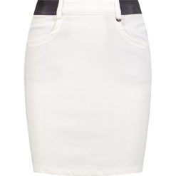 Skort CHERVO JAMMA. Białe spódnice Chervo, l, bez wzorów, ze skóry, sportowe, mini, ołówkowe. Za 760.00 zł.