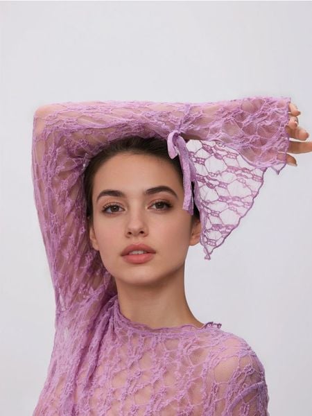 Koronkowa bluzka z wiązaniami - fioletowy. Fioletowe bluzki Reserved, l, bez wzorów, z dzianiny, bez kołnierzyka, bez ramiączek. Za 89.99 zł.