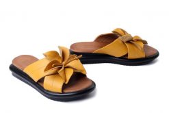 ARTIKER RELAKS 54C0497 żółty, klapki damskie. Żółte klapki Artiker Relaks, bez wzorów, ze skóry, bez obcasa, bez zapięcia. Za 159.90 zł.