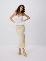 Bluzka na ramiączkach - biały. Białe bluzki Reserved, l, bez wzorów, z tkaniny, bez kołnierzyka, bez ramiączek. Za 129.99 zł.