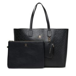 Torebka Tommy Hilfiger. Czarne torebki klasyczne Tommy Hilfiger, bez wzorów, bez dodatków. Za 559.99 zł.
