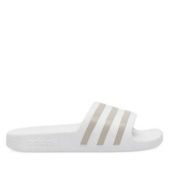 Klapki adidas. Białe klapki adidas, bez wzorów, bez obcasa, bez zapięcia. Za 109.99 zł.